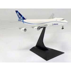 1/400 Boeing 747 8 Freighter Toys & Games