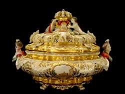   MEISSEN RETICULATED ARMORIAL DRESSER BOX TUREEN AND COVER circa 1850