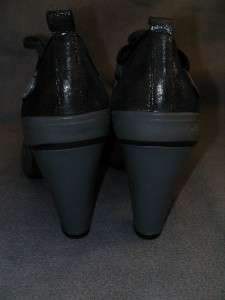DKNY Erin Womens Newspaper Gold High Heel Shoe 8.5 $130  