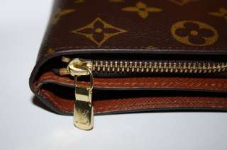You are bidding on an excellent used Louis Vuitton Zippy Compact 