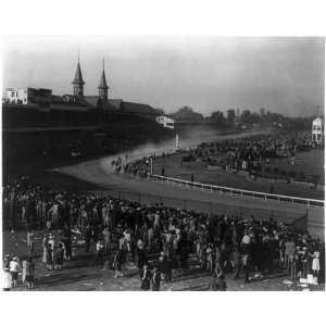  First turn,Kentucky Derby,1941,horses coming around turn 