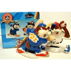   Looney Tunes Taz Batter Up ceramic Salt/pepper set Toys & Games