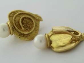 Elizabeth Gage 18k Yellow Gold 7mm Pearl Earrings  