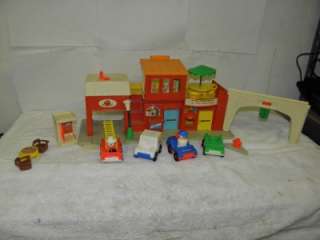 Vintage Fisher Price Play Family Village #997 Little People  